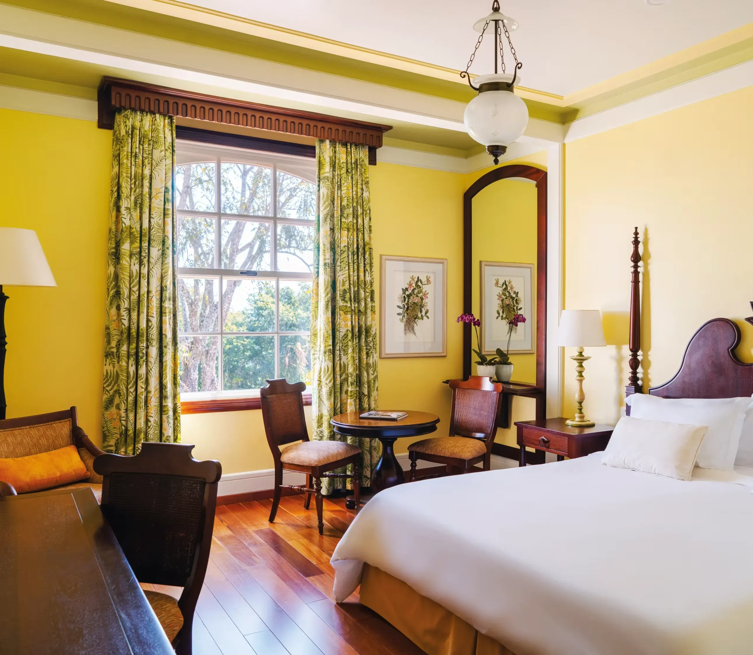 imgi_37_cat-acc-room-deluxe-falls-view01