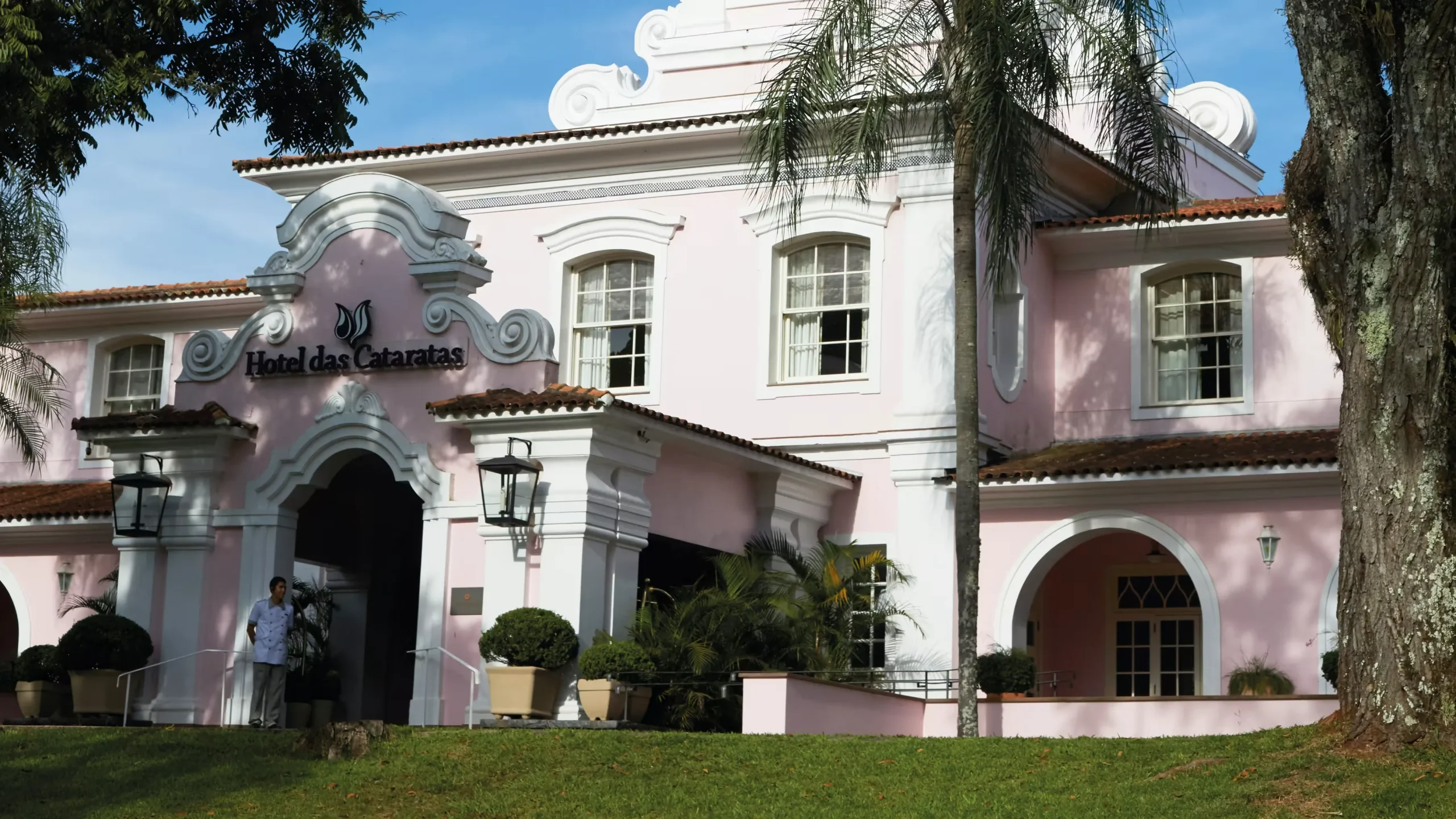 imgi_83_cat-ext-entrance01