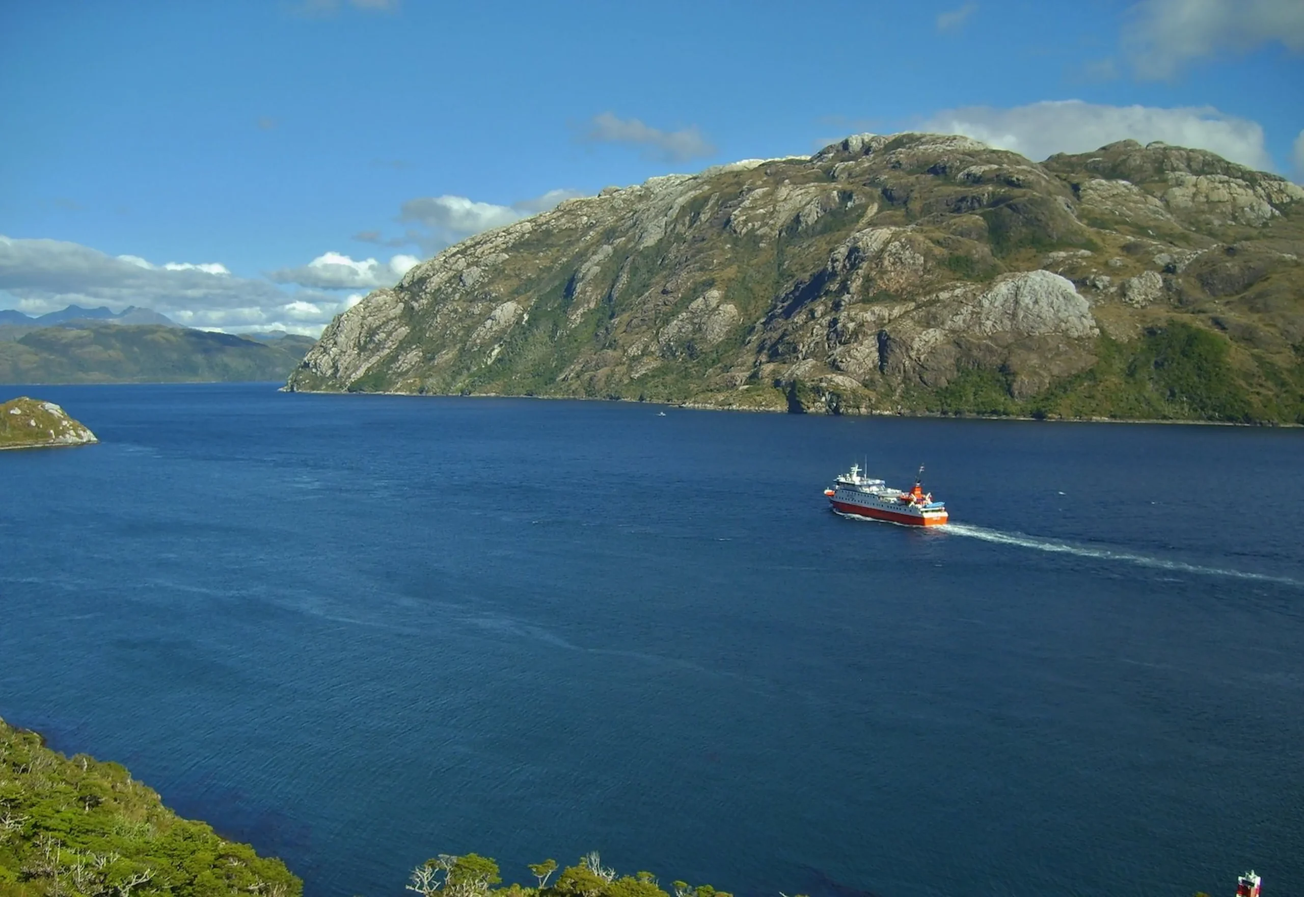 Navigazione tra i fiordi della Patagonia cilena