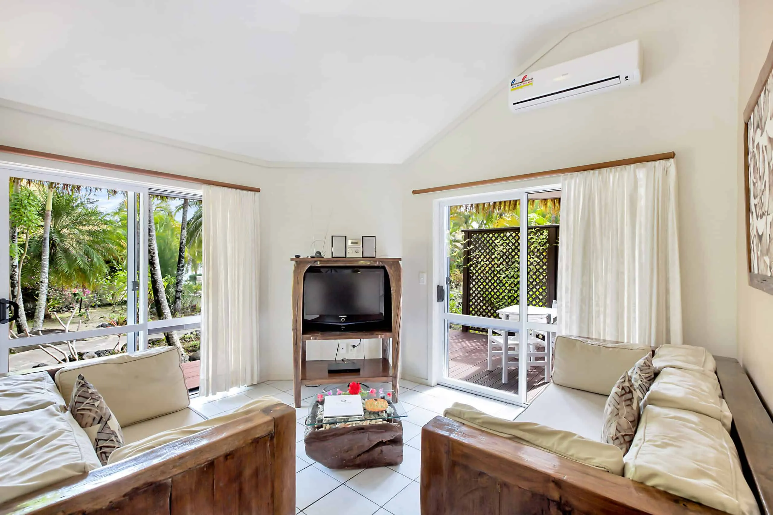 imgi_14_Lounge2-scaled