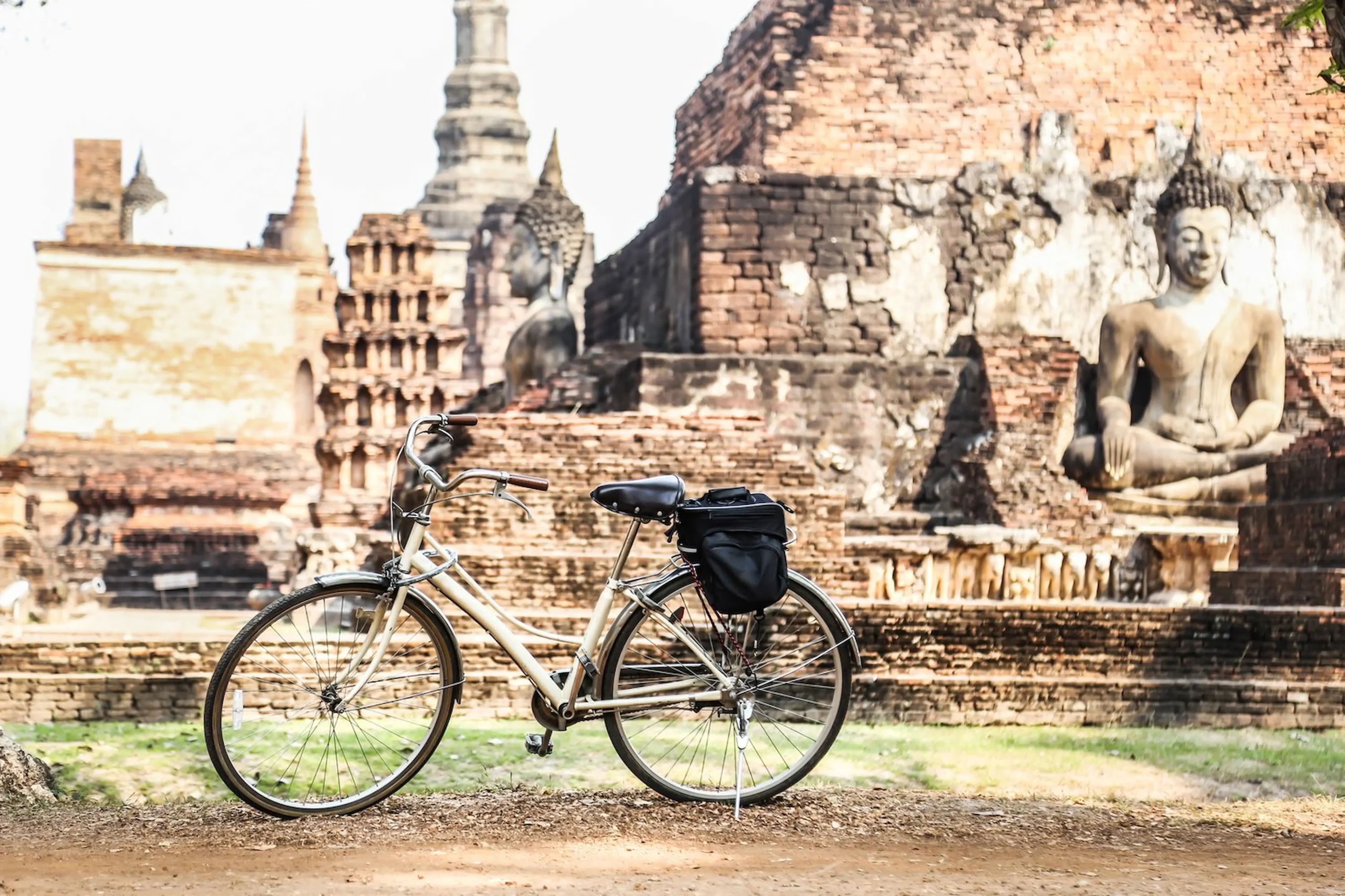In bicicletta nel Parco di Sukhothai 