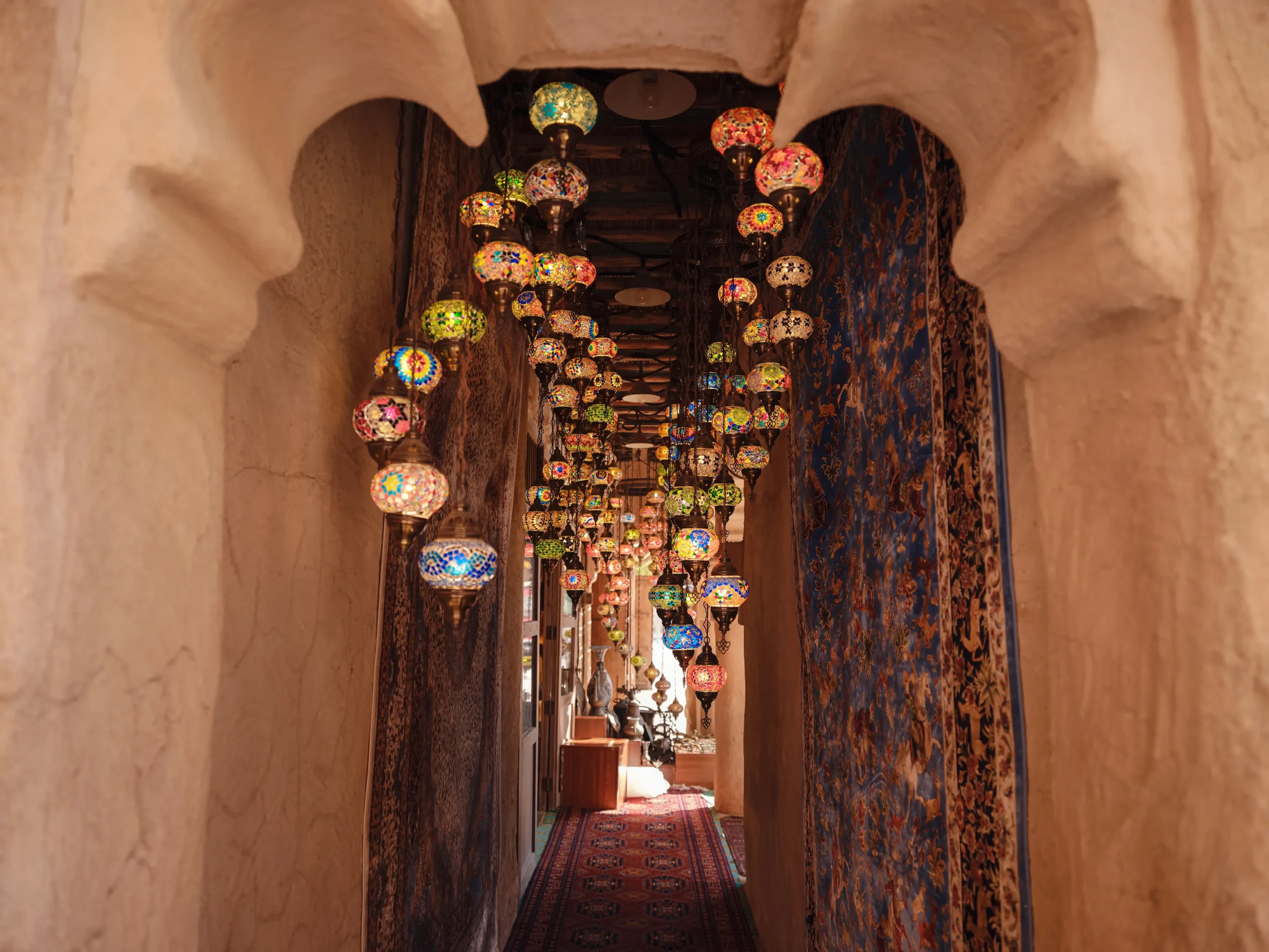 I tradizionali souk lungo il Dubai Creek