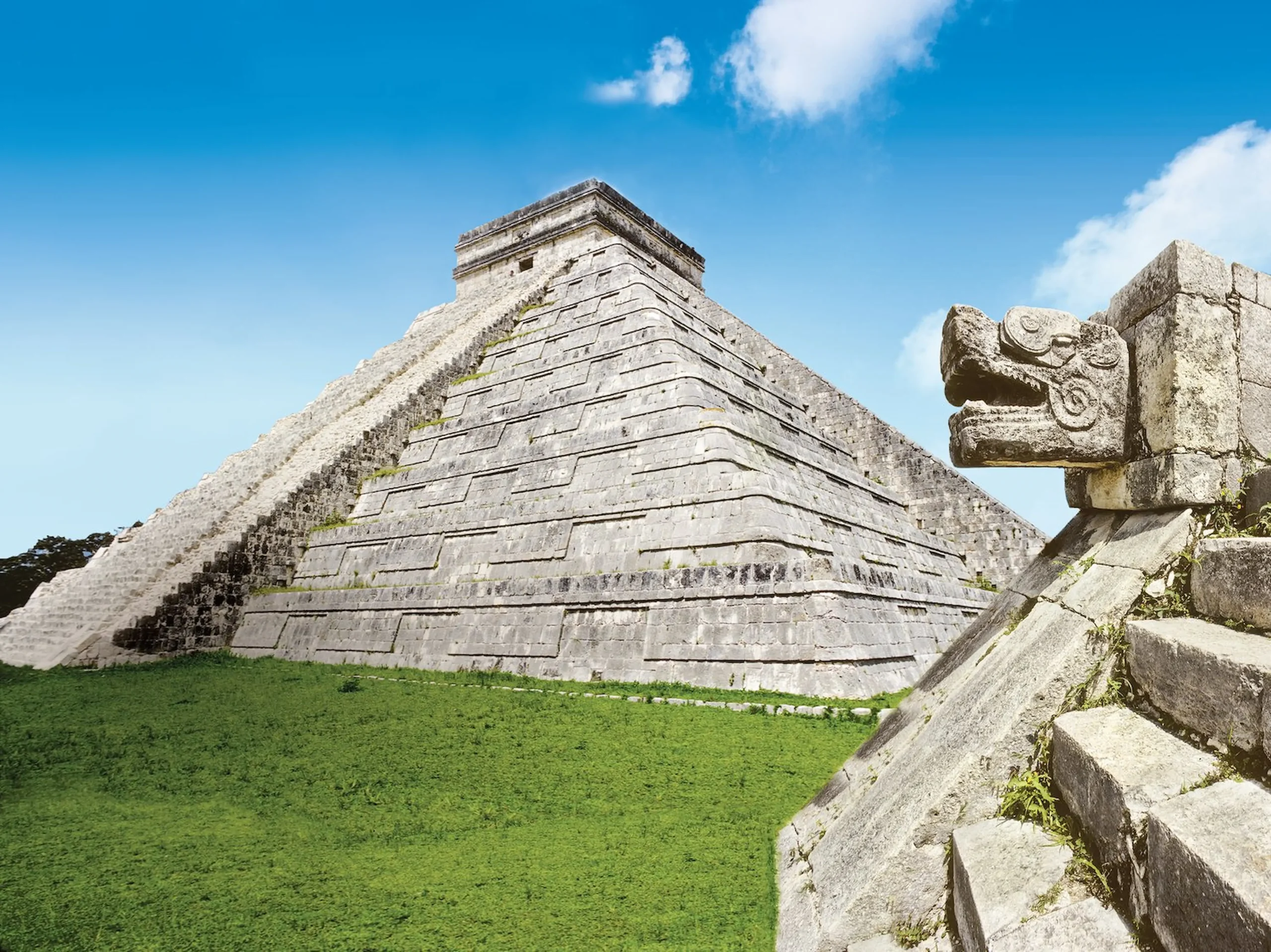 Scoperta dei grandi centri archeologici di Tikal, Palenque e Chichen Itza.