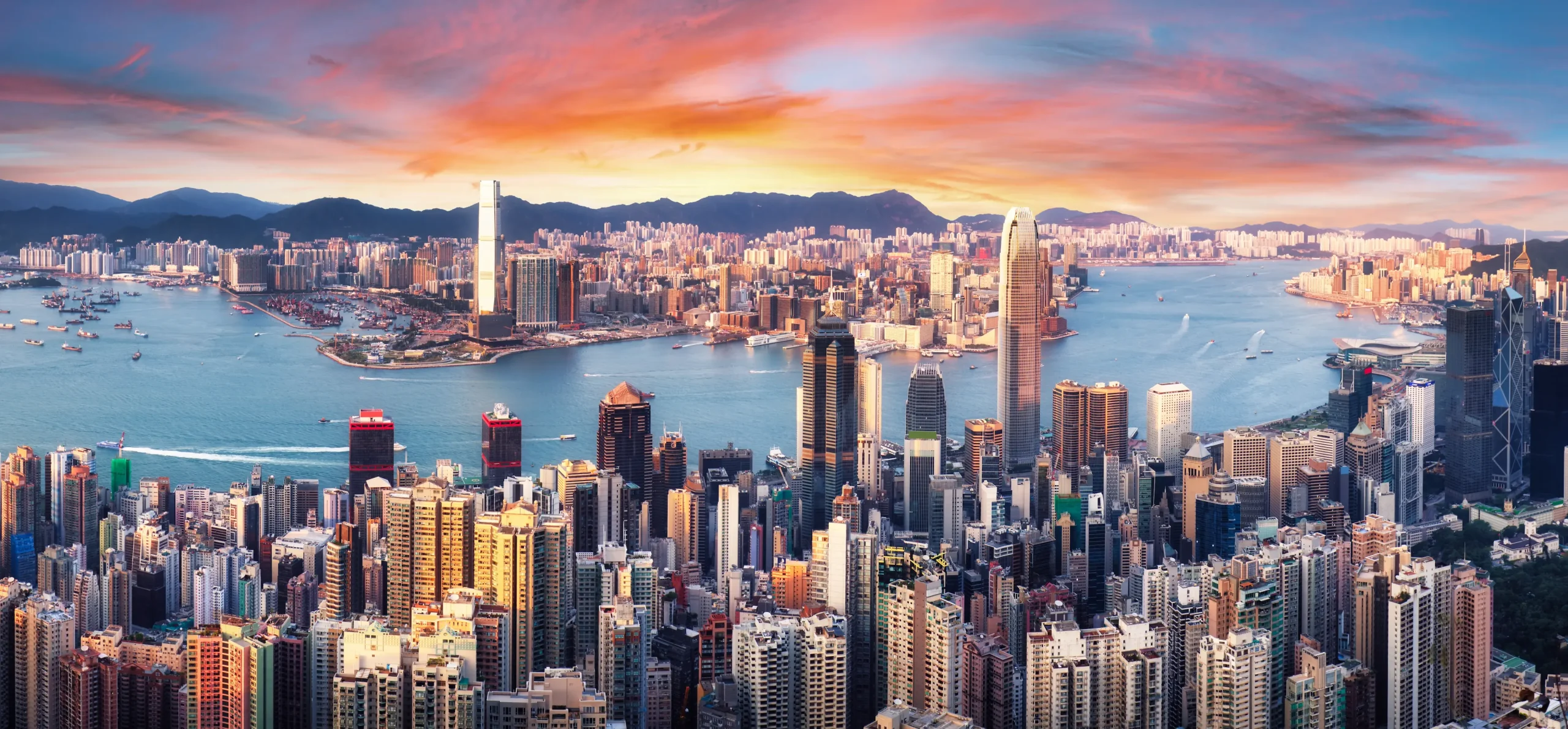 Vivere il fascino cosmopolita di Hong Kong tra skyline, mercati e panorami spettacolari