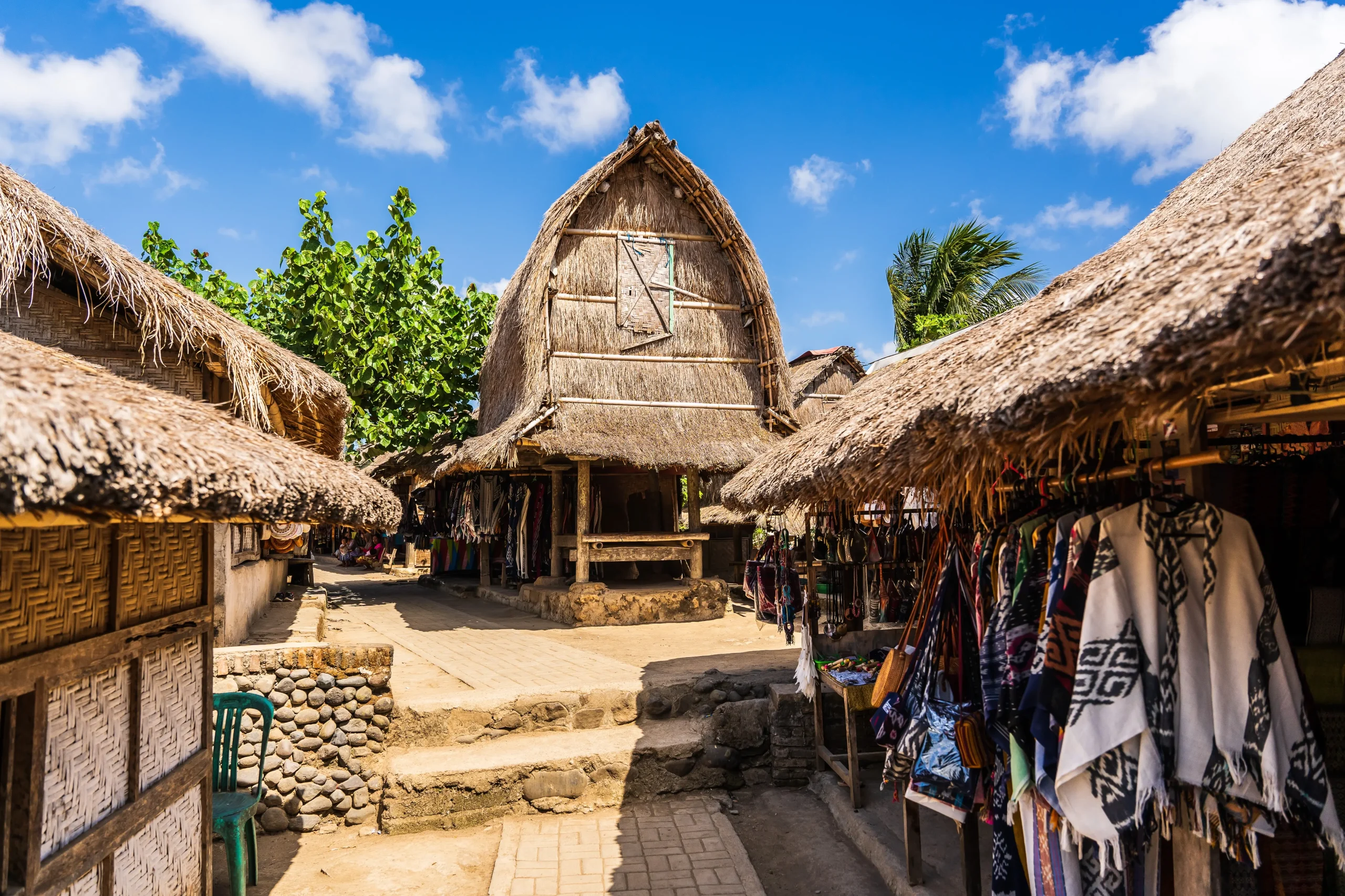 Trekking tra risaie, villaggi tradizionali e cascate ai piedi del Monte Rinjani