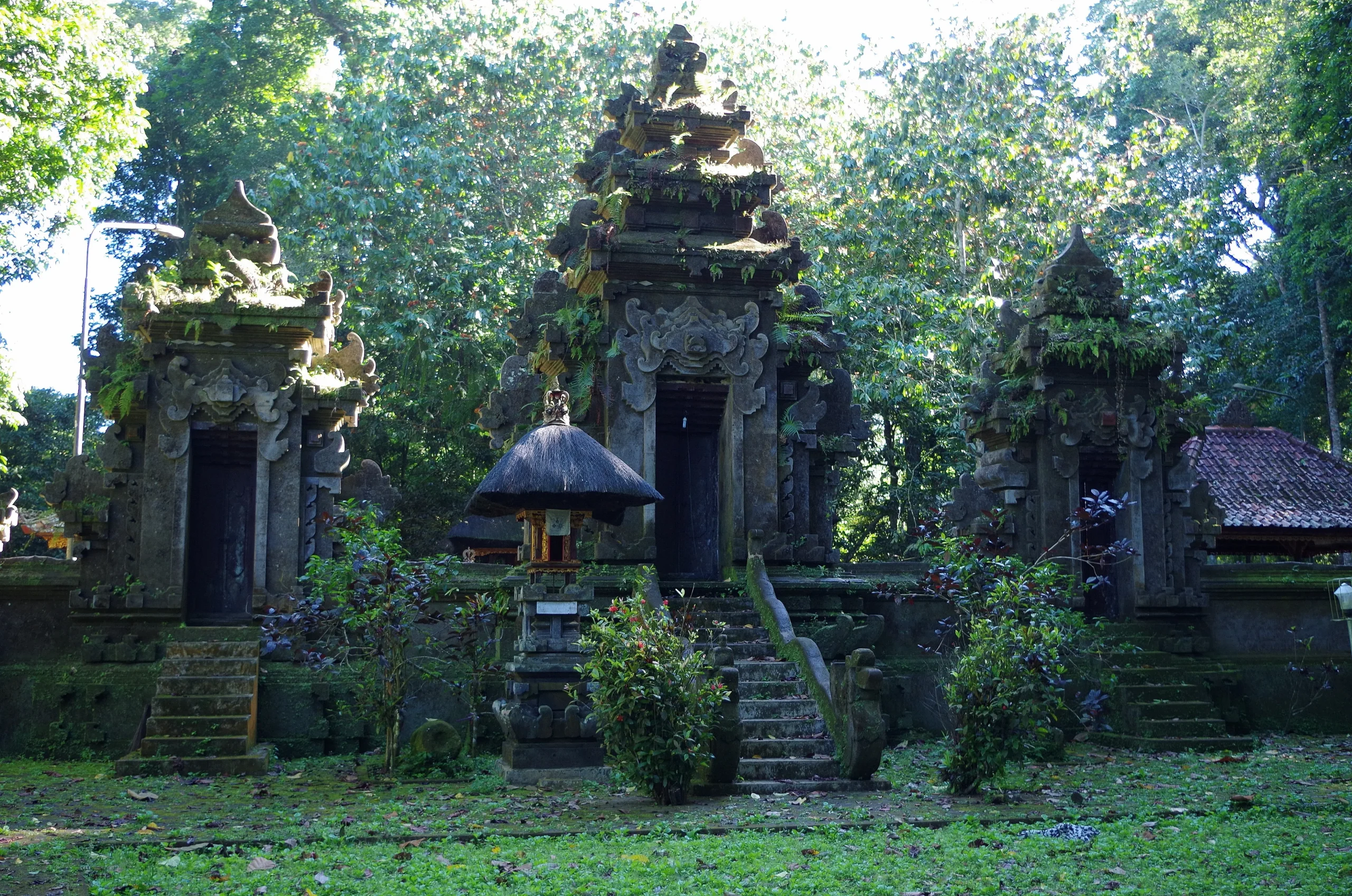   Visita a templi nascosti e villaggi autentici lontani dal turismo di massa 