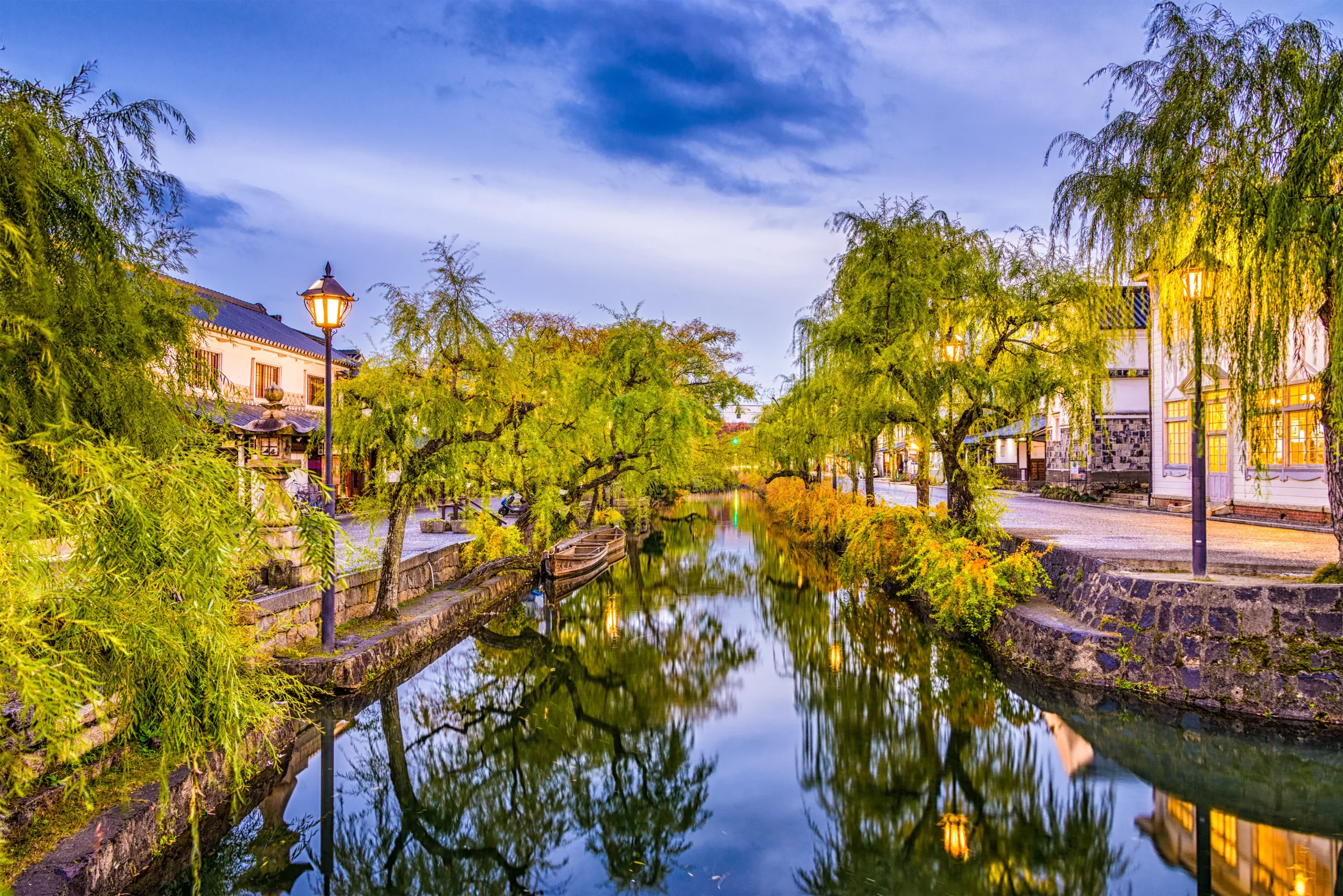 Passeggiare al tramonto lungo il canale di Kurashiki