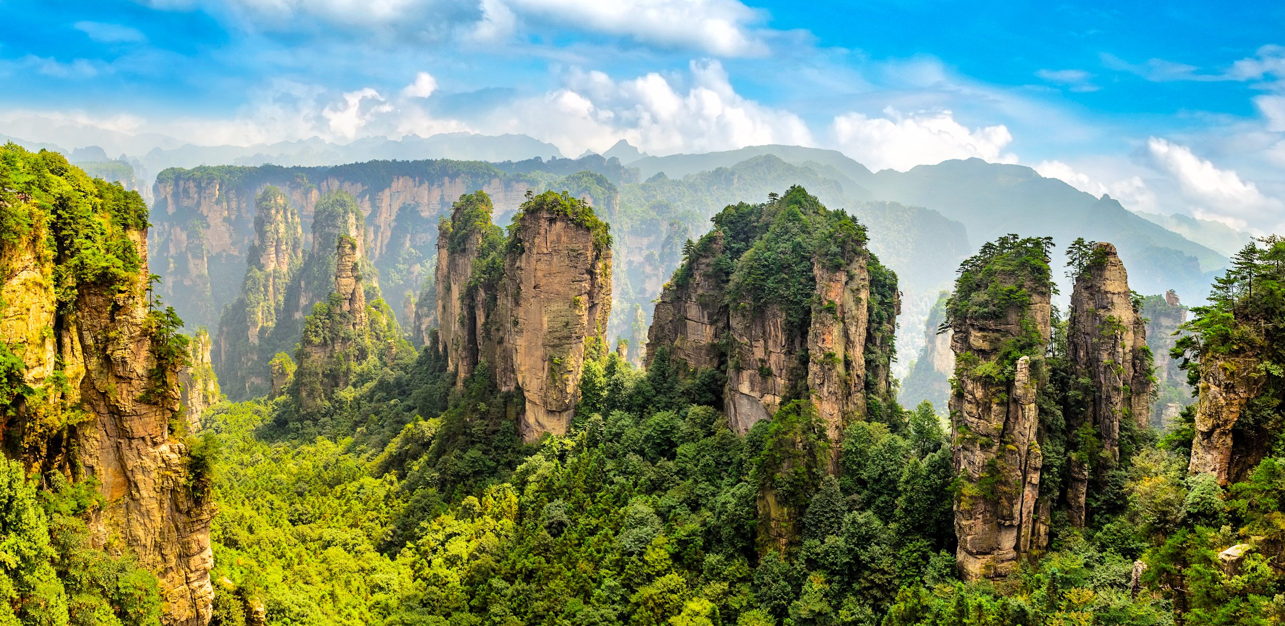 Vivere i paesaggi spettacolari di Zhangjiajie tra montagne sospese e ponti panoramici