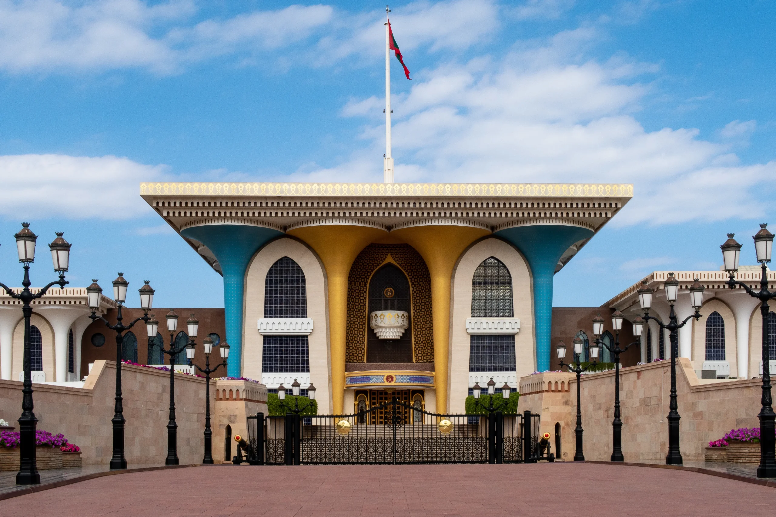 Sosta fotografica davanti al maestoso Palazzo Al-Alam di Muscat