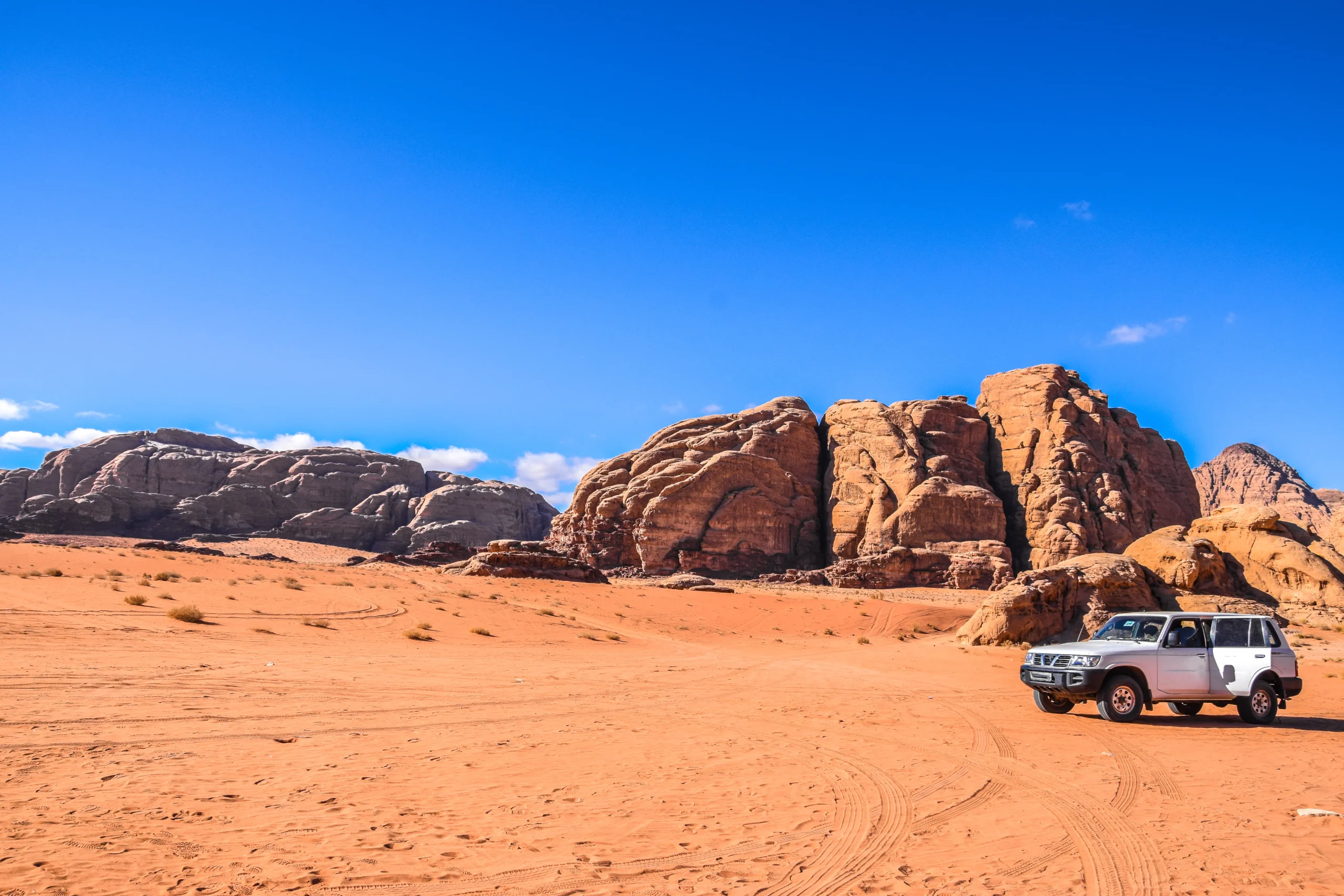 Safari in 4x4 tra le spettacolari dune e formazioni rocciose del Wadi Rum