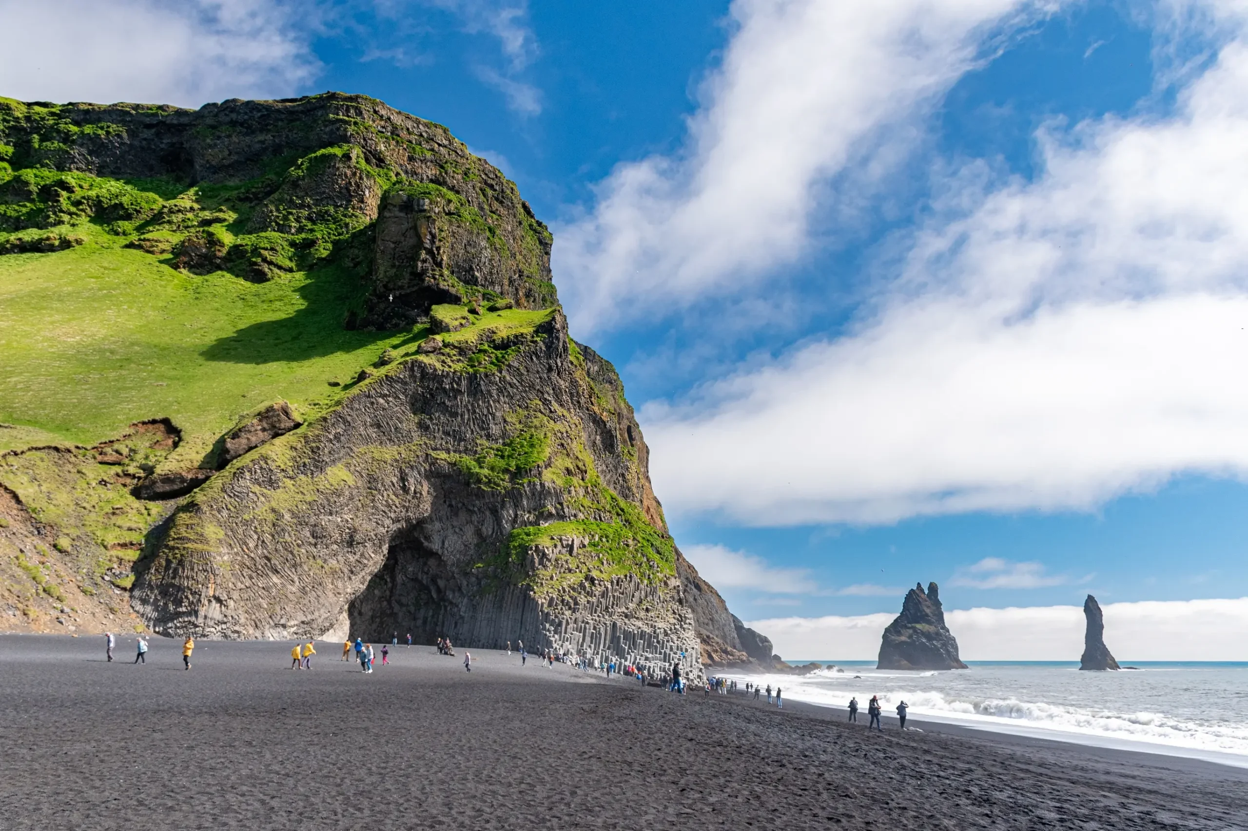 La spiaggia nera di Reynisfjara e le sue scogliere basaltiche