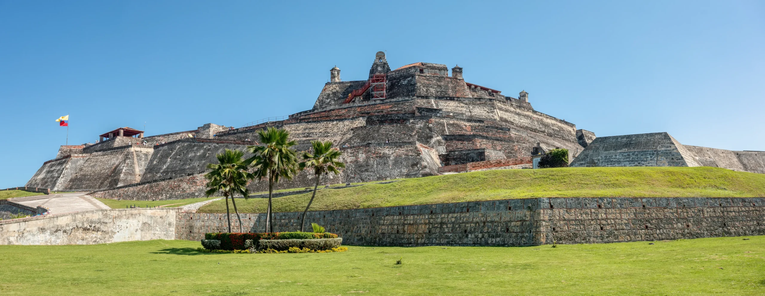 Cartagena, tra mura storiche, piazze colorate e il Castello di San Felipe